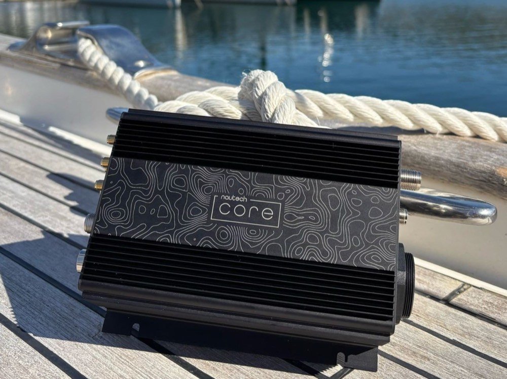 Le boîtier Nautech Core installé à bord d’un bateau