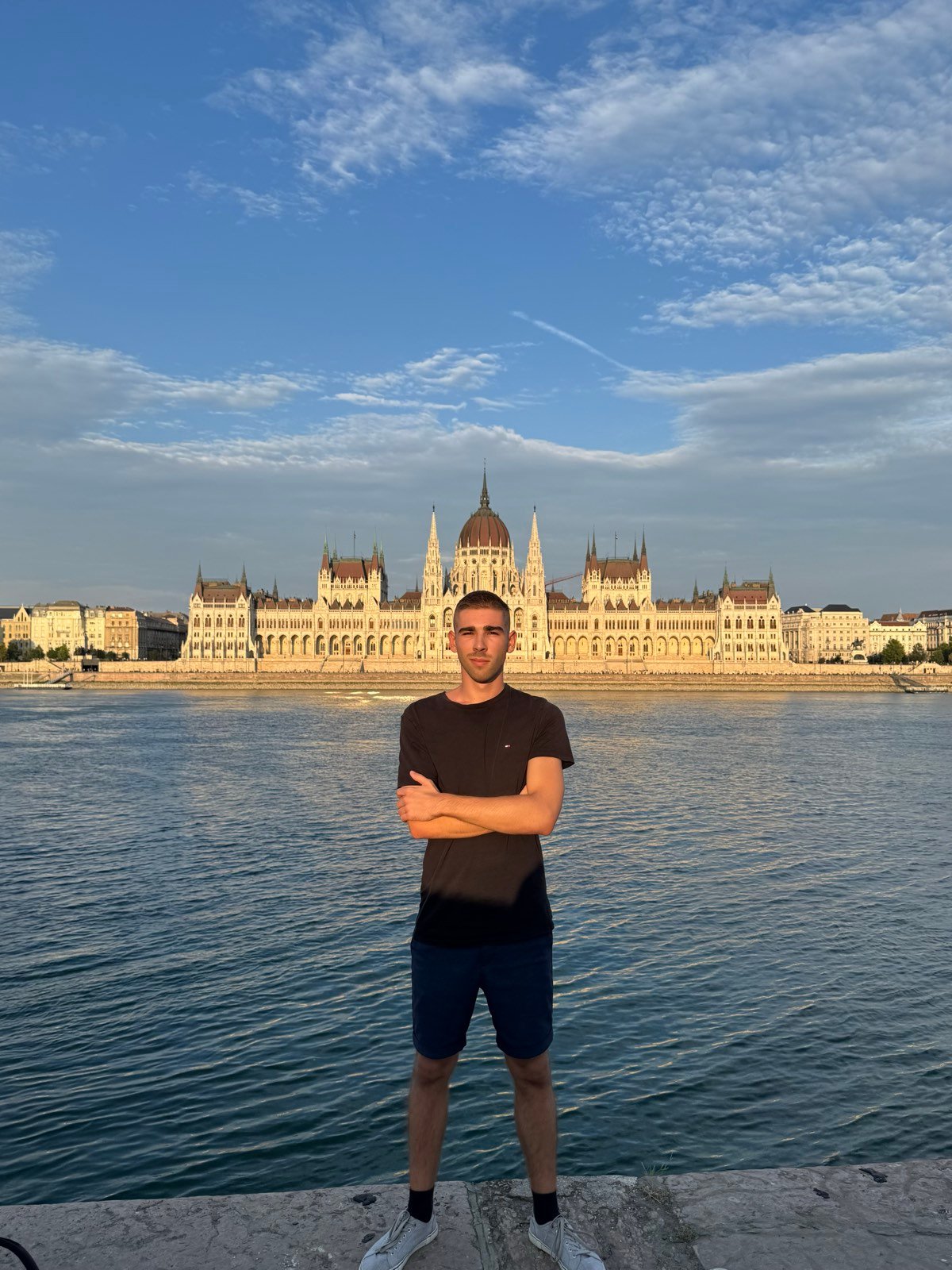 Patrick Fusti Molnar devant le Parlement, à Budapest